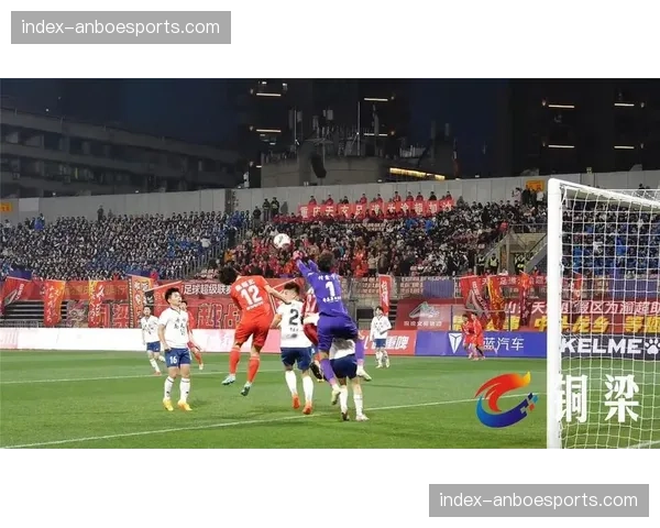 终场哨响，铜梁龙球员相拥庆祝掀翻卫冕冠军